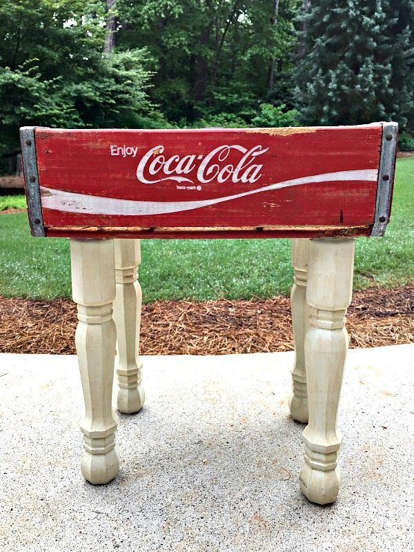 How to attach legs and make a vintage Coke Crate Table at refreshrestyle.com